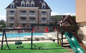 Hotel Black Sea - Breakfast, Pool & Free Parking